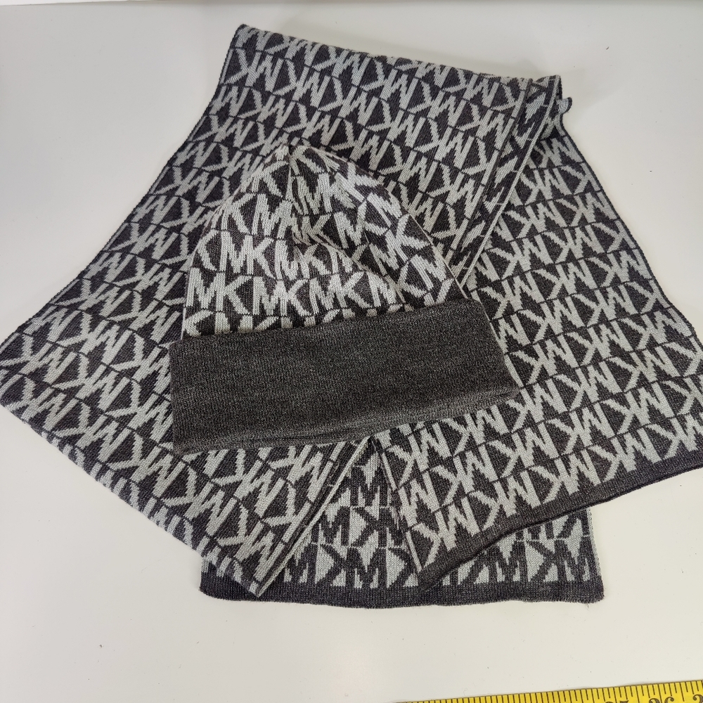 Michael Kors Beanie Hat & Scarf Set Gray Signature New Condition Stretch Knit